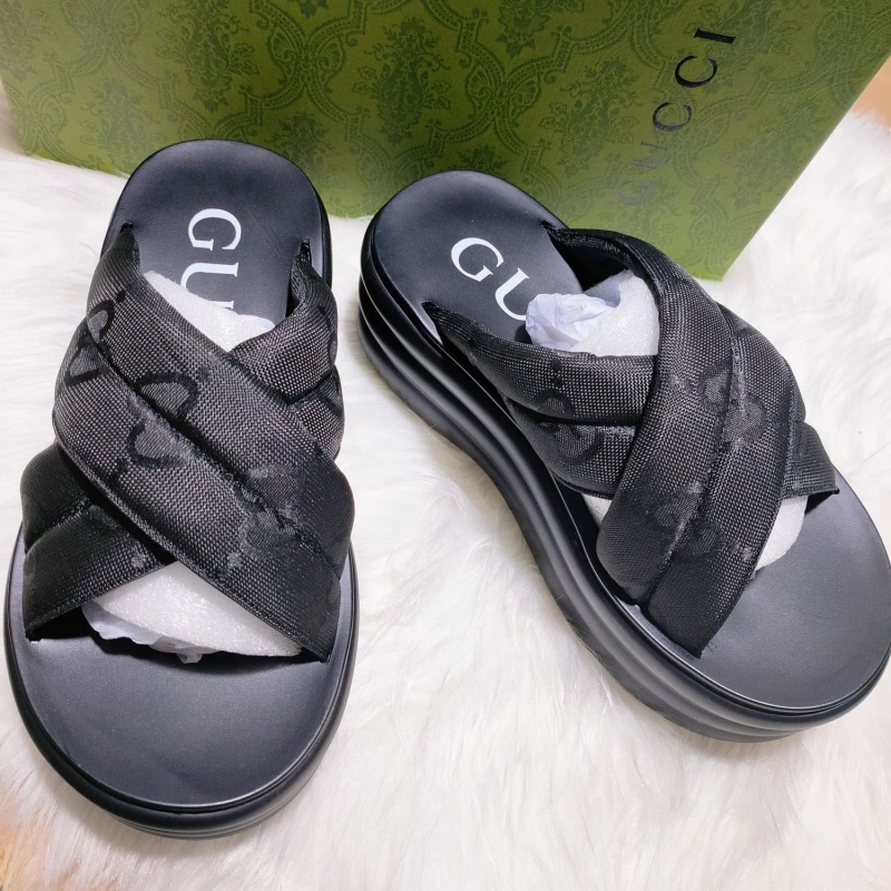 G*u*i slippers